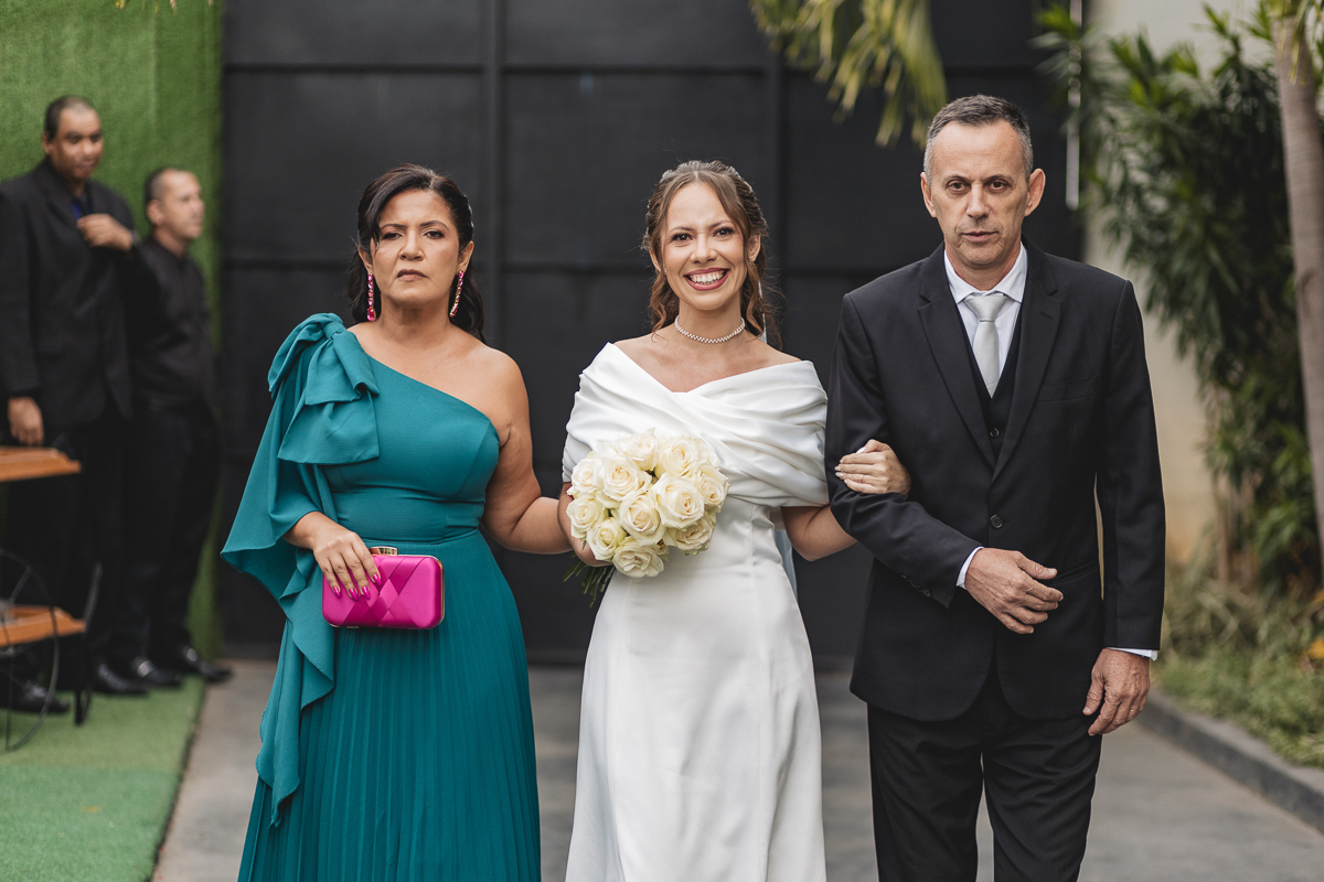  Entrada da noiva com os pais 