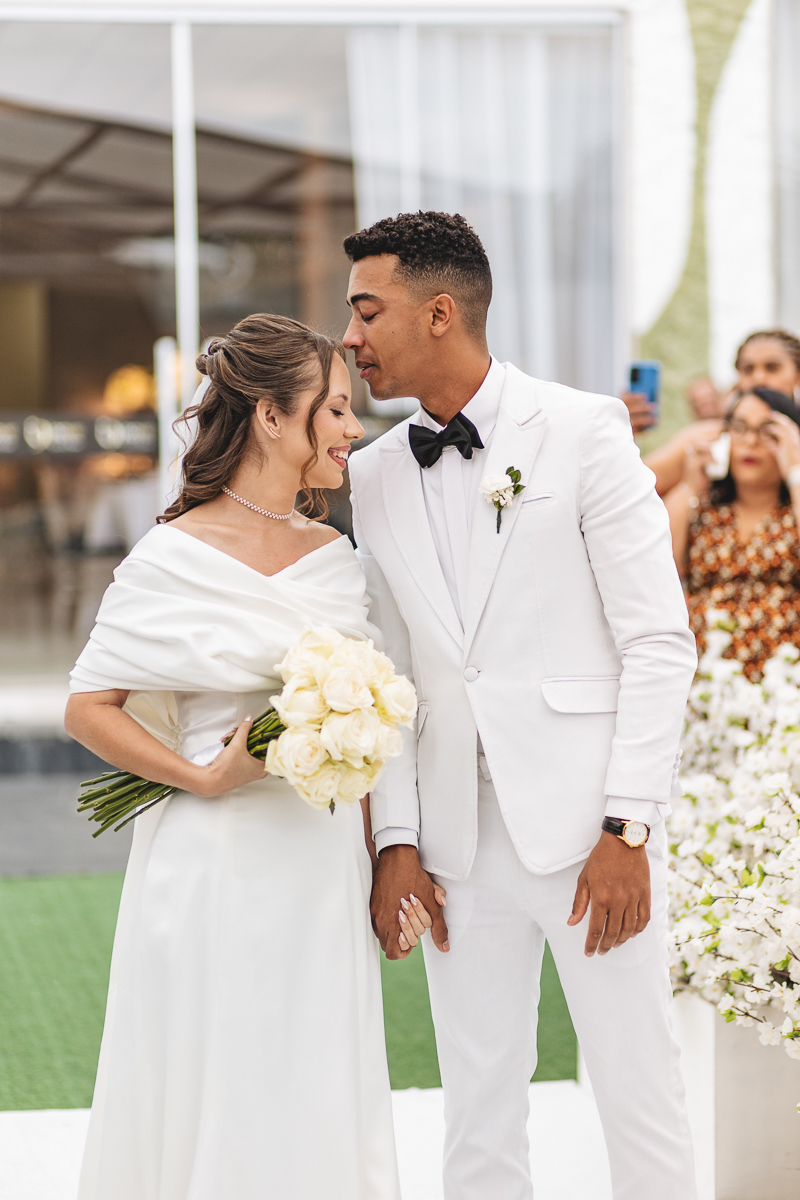 Noivo beijando a testa da noiva 