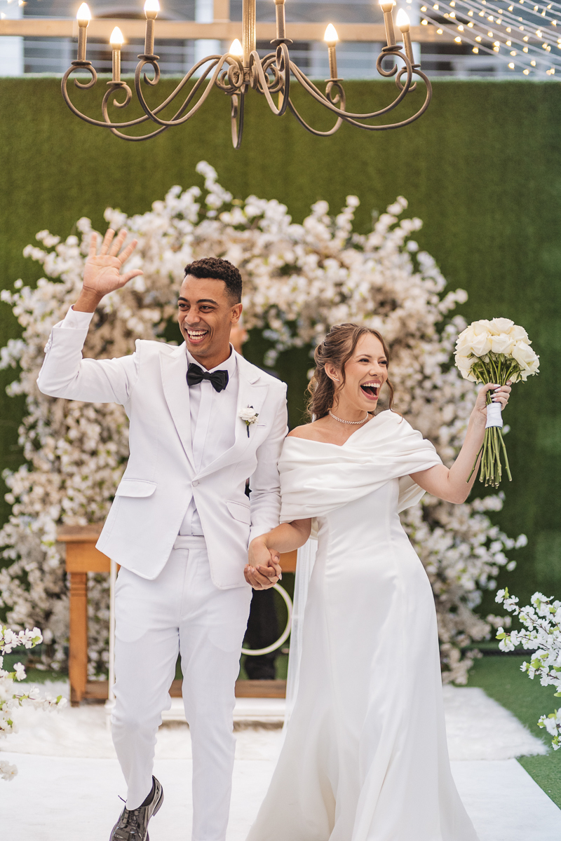  Noivos acenando para os convidados 