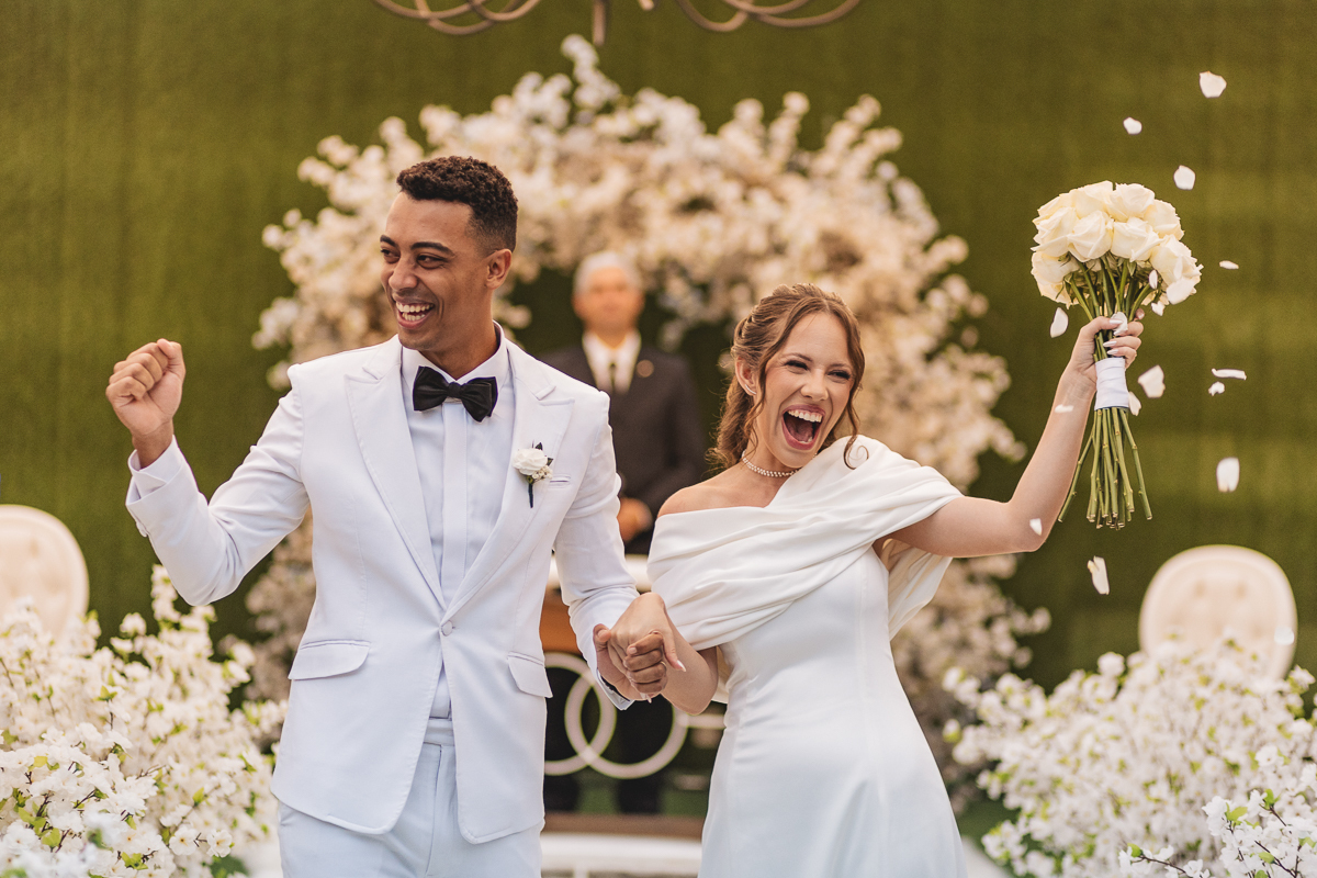  Noivos comemorando  a saída 