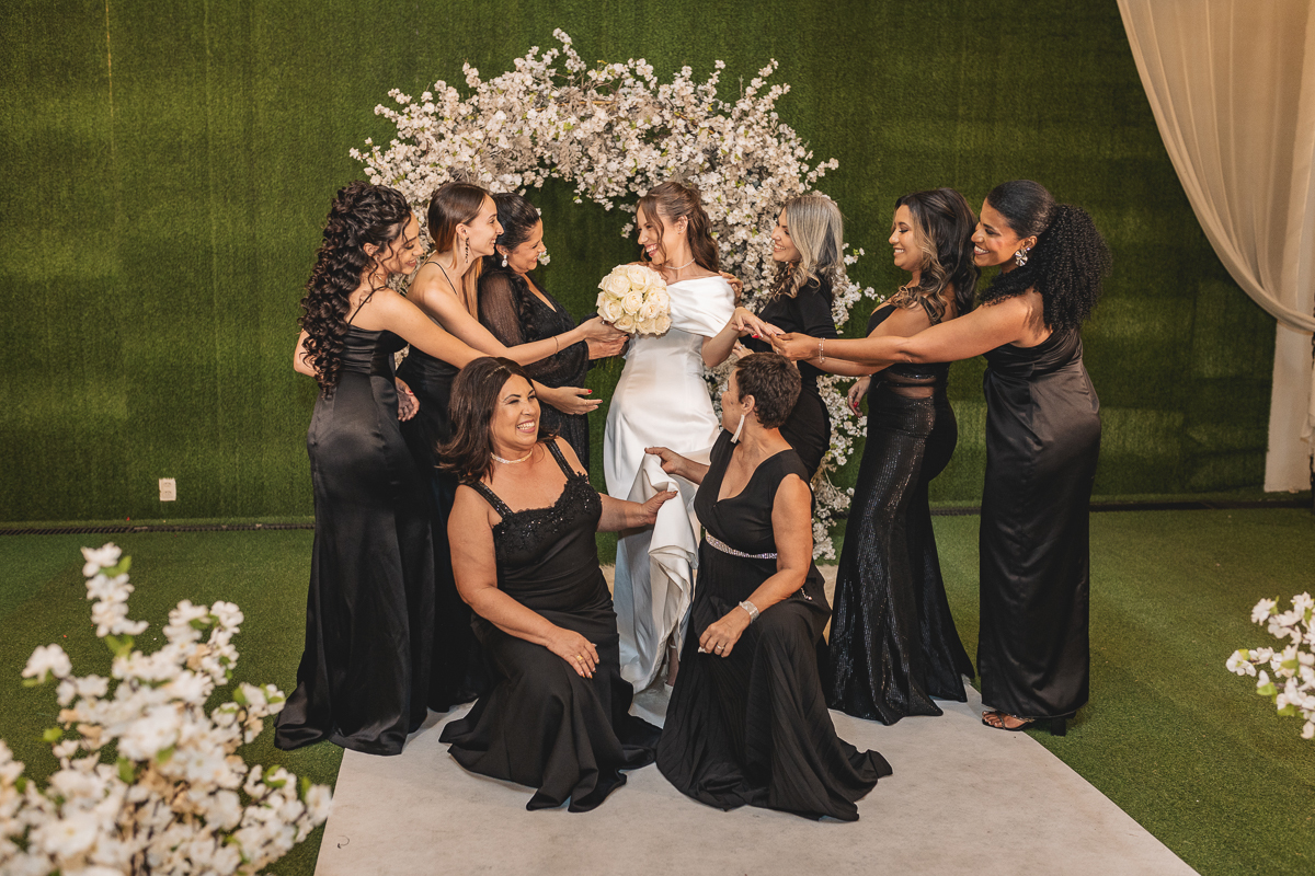 Fotos descontraídas das madrinhas com a noiva  