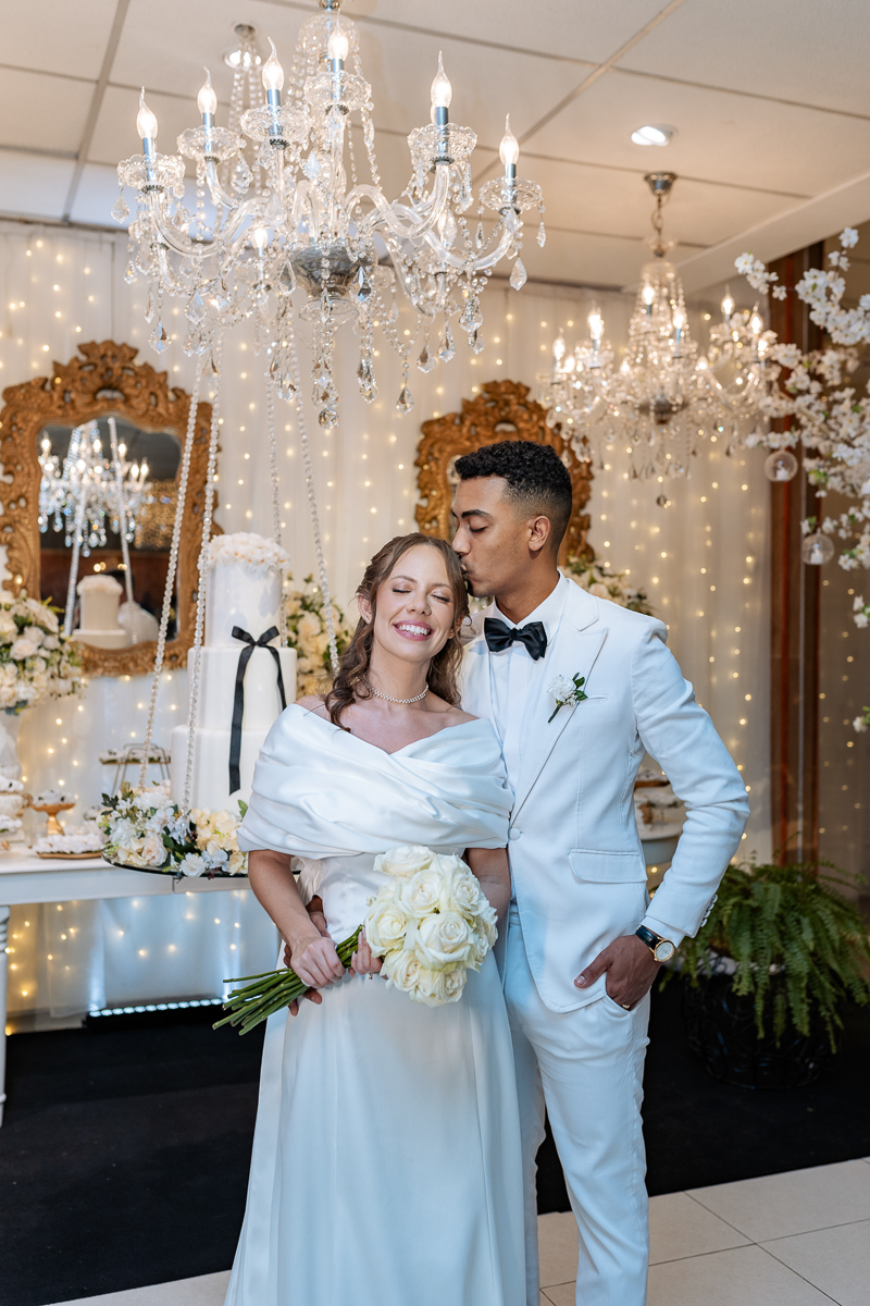  Noivos na  mesa de bolo