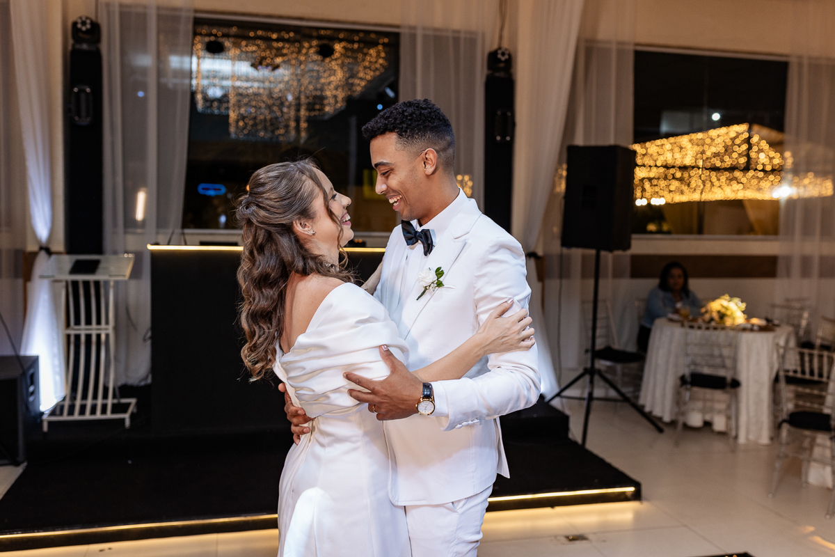 Noivos na pista de dança