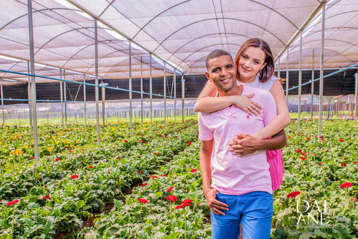 casal abraçados em seu ensaio