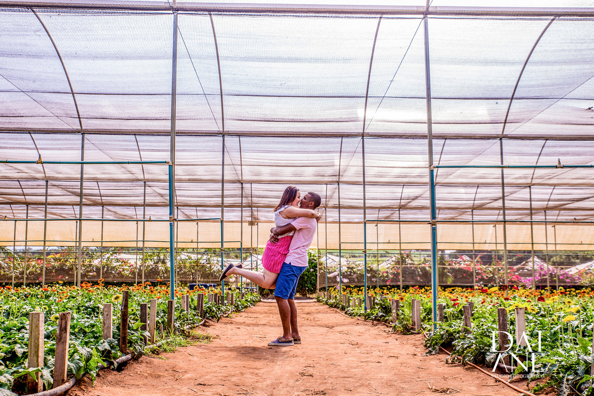 nível levanta a noiva pela cintura e da um beijo em sua boca