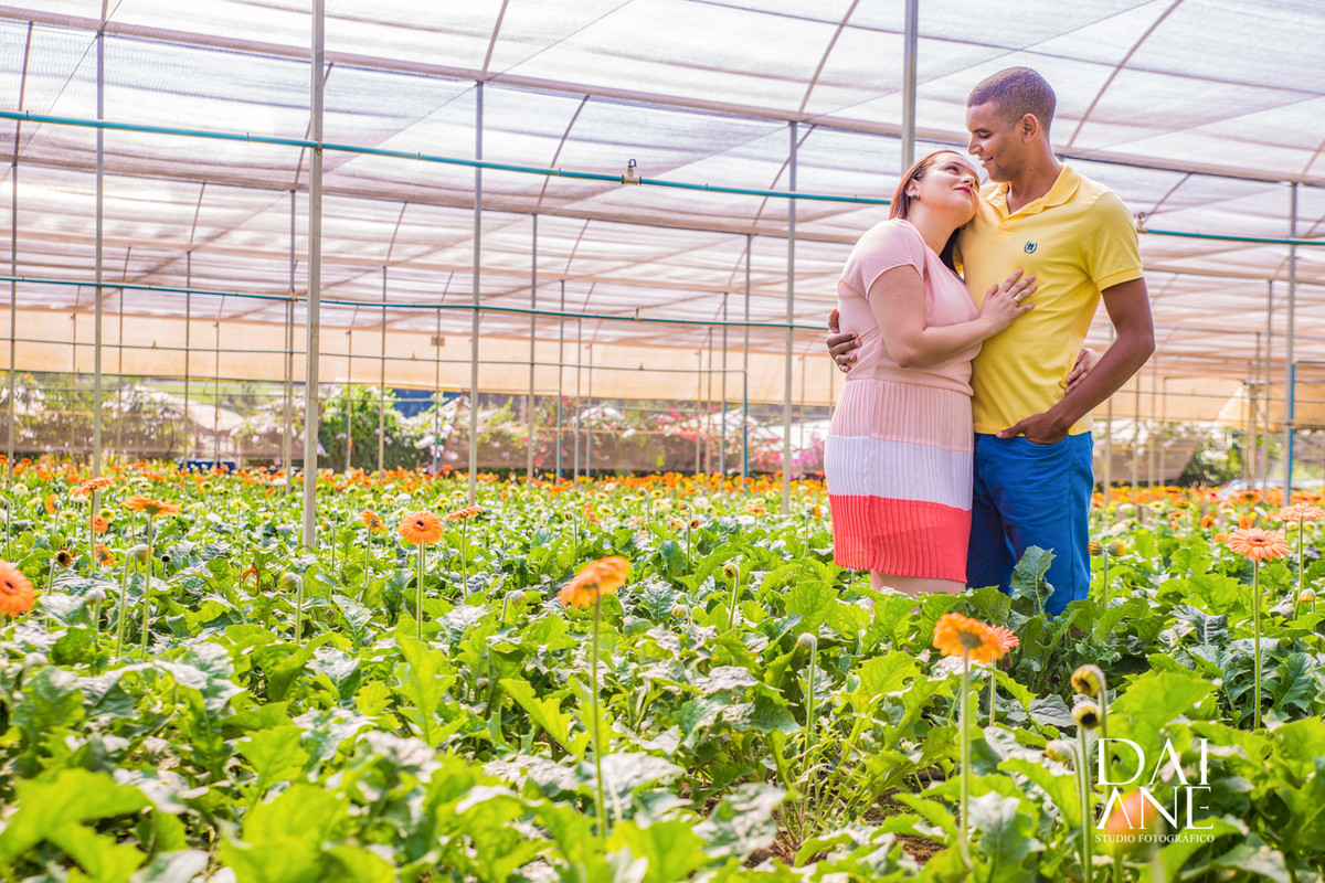 Sâmela encosta a cabeça no ombro de seu noivo no ensaio p´re wedding
