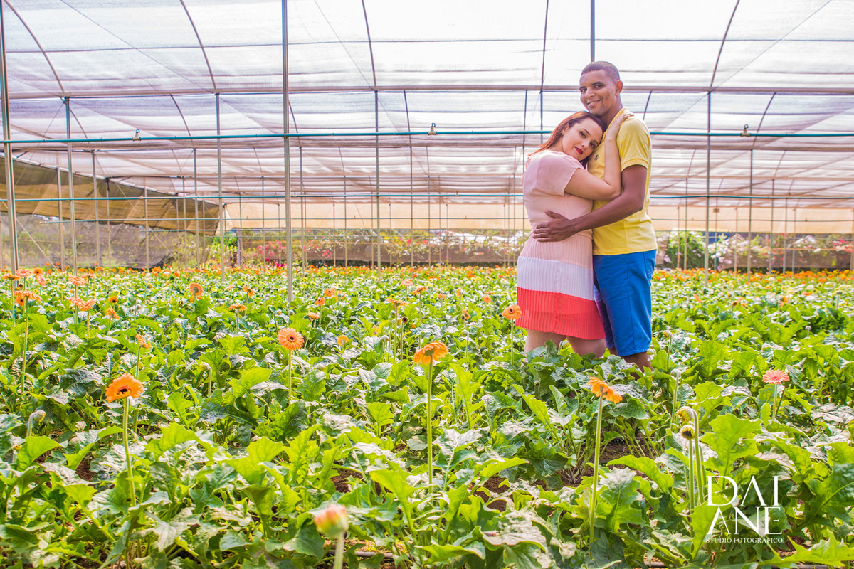 casal se p~e de frente para a fotógrafa daiane studio fotografico