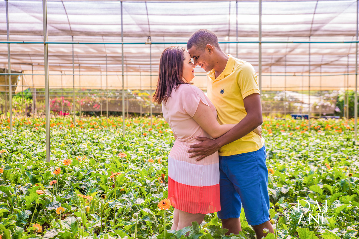 abraçados e com a testa unida