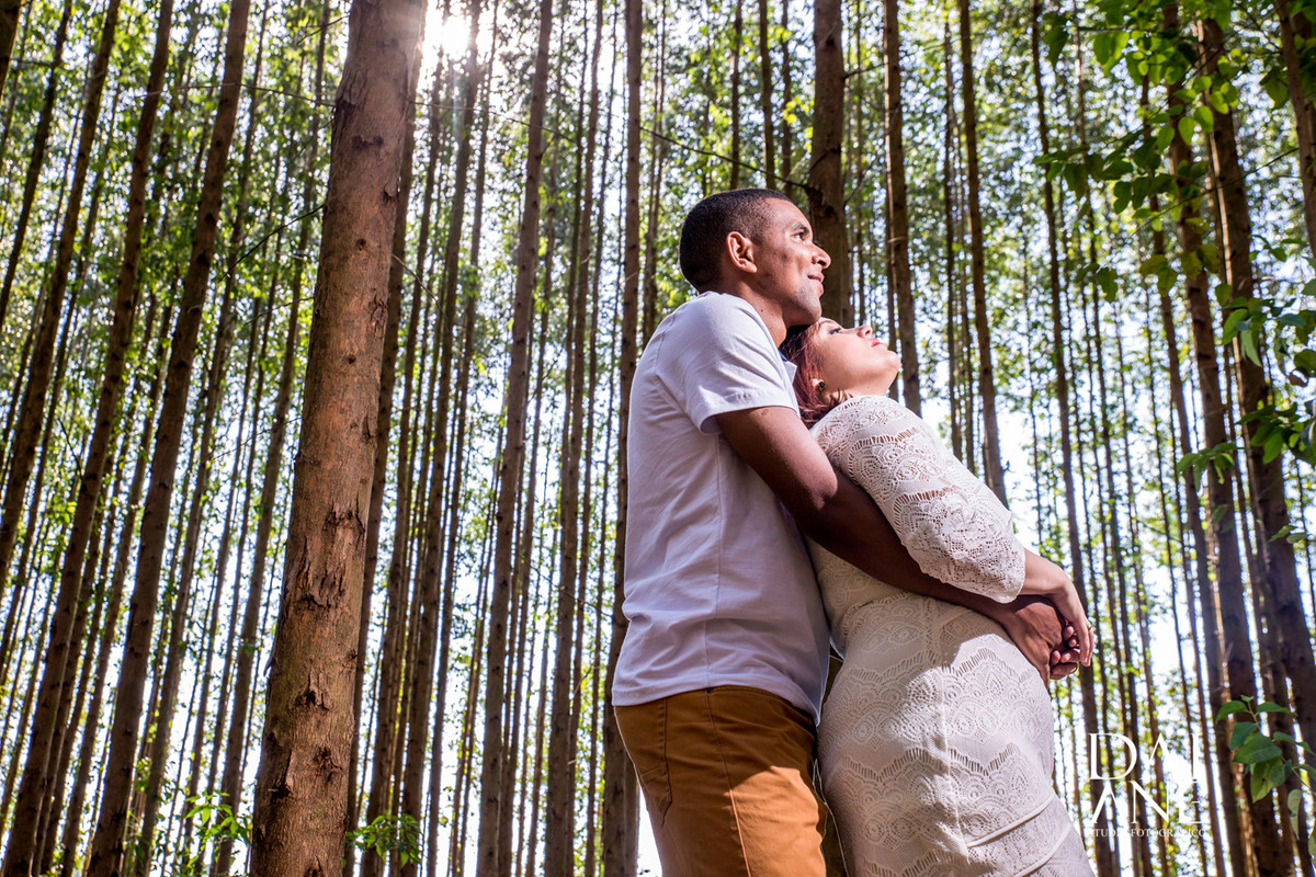 Ensaio em meio a alcaliptos em holambra