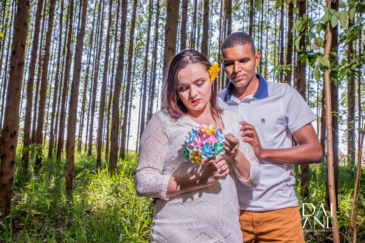 Ensaio em meio a alcaliptos em holambra