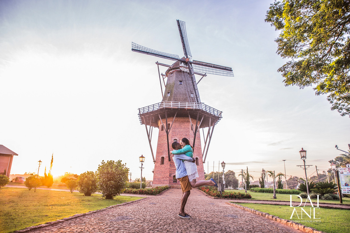 ensaio realizado em frente o moinho de holambra cidade das flores