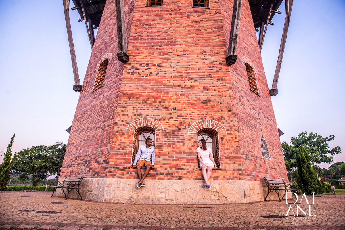 casal sentado no moinho de holambra em são paulo