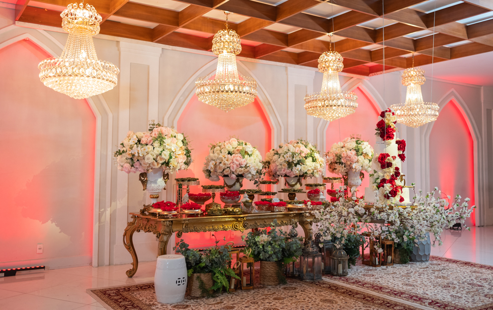 Mesa de bolo de 15 anos decorada na cor vermelha 