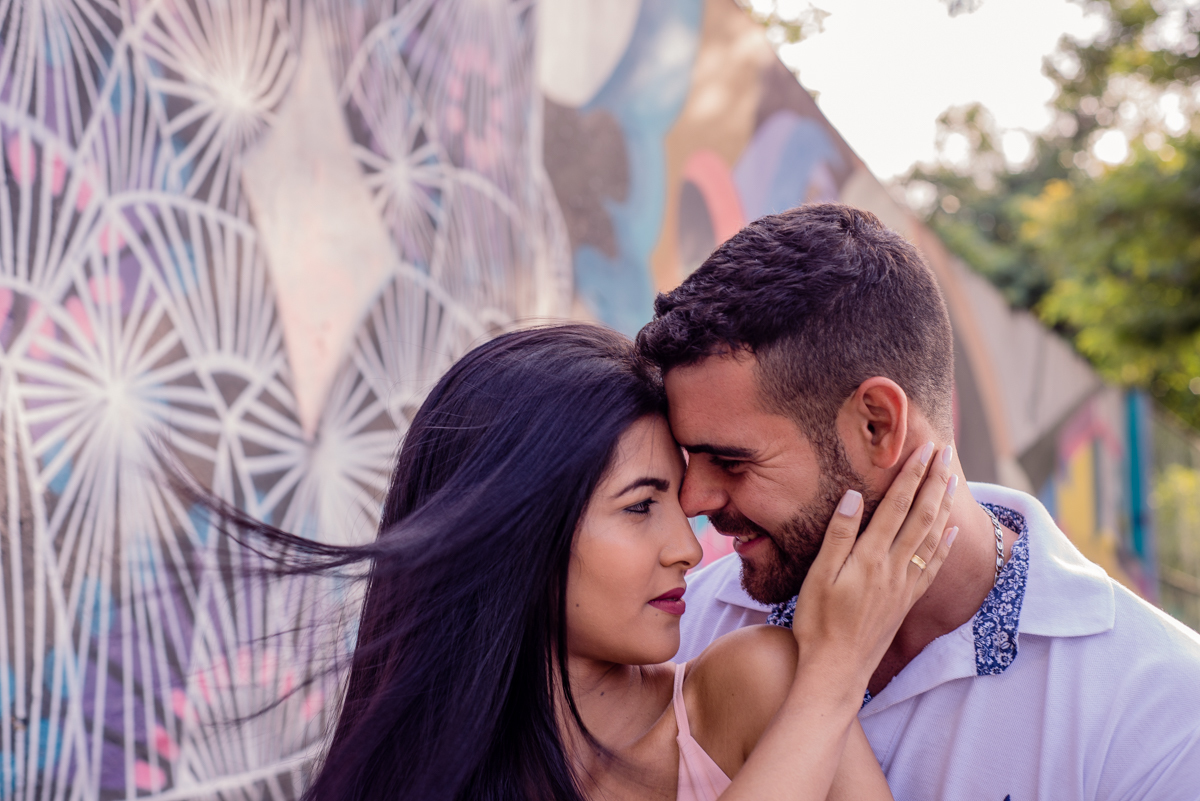 Vendo bate no cabelo da noiva em seu ensaio pré wedding
