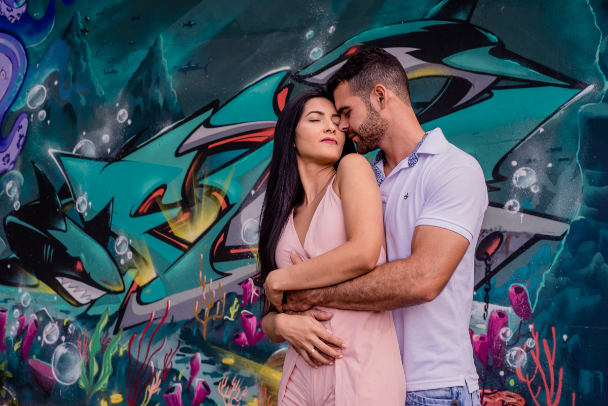 Muro grafitado como fundo de ensaio fotografico