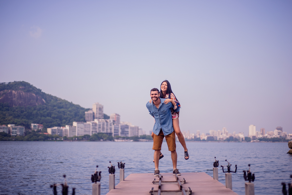 Noivos brincam em ensaio