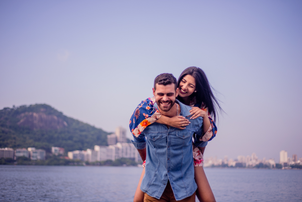 noivos se divertem em ensaio pré wedding
