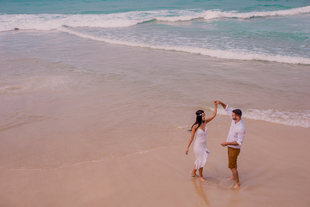 noivos dançam em ensaio na praia de São Conrado, Rio de Janeiro