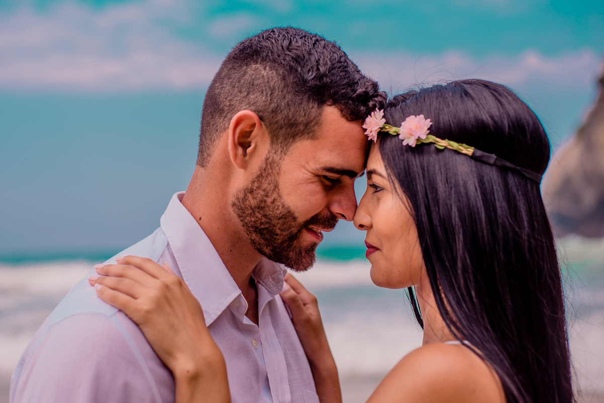 casal apaixonado se olha em ensaio pré wedding na praia de são conrado  