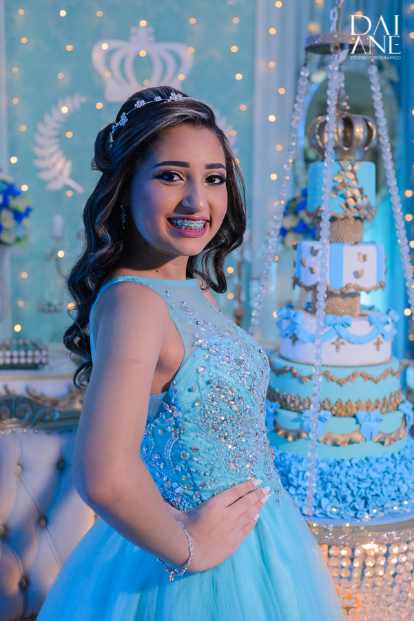 Princesa sorri de felicidade para sua fotógrafa Daiane Studio Fotográfico