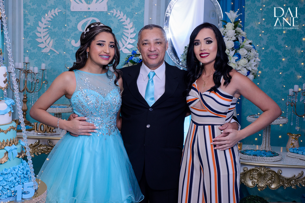 Menina comemora aniversário com a família