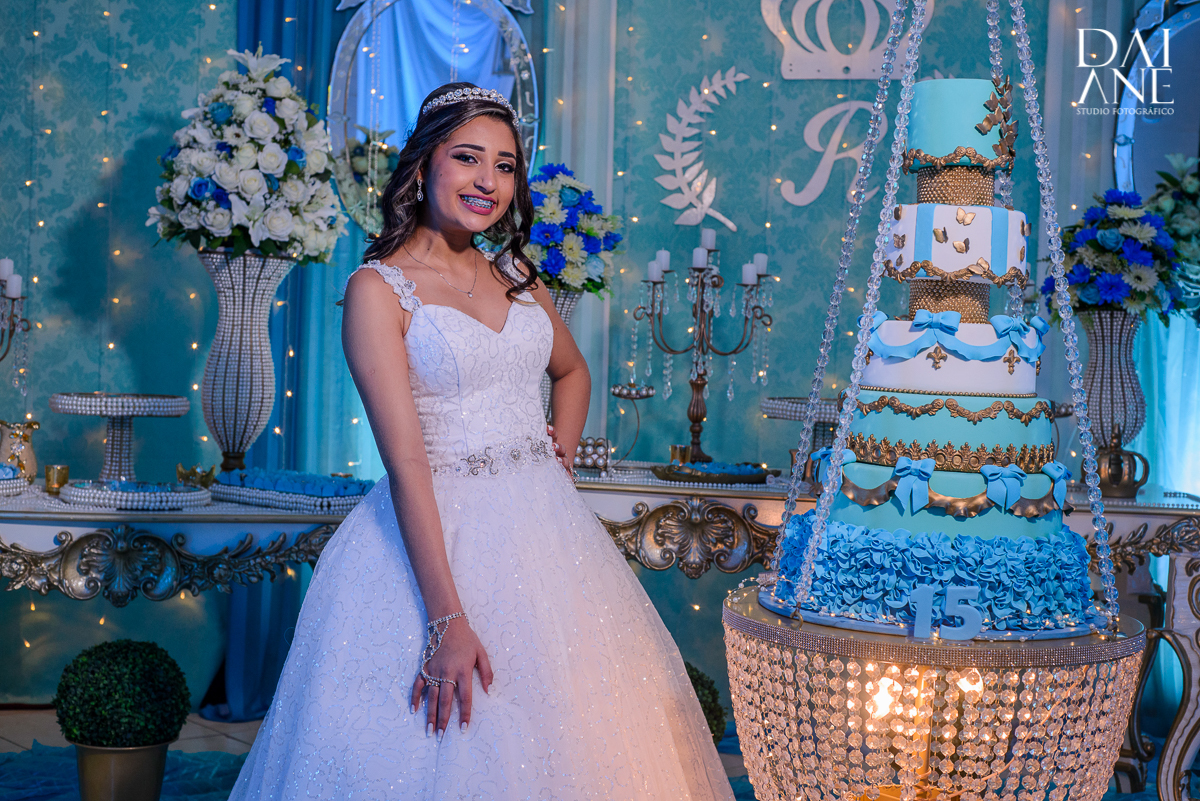 Debutante posa com seu bolo em sua festa
