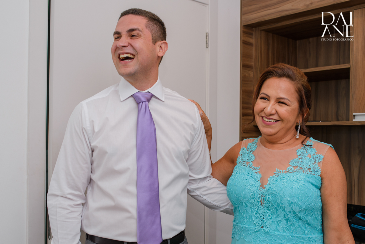 Noivo com a mãe em making off