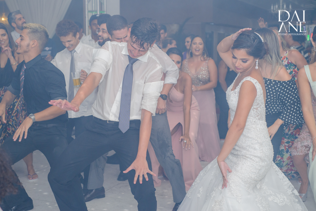 Noiva vai até o chão em festa 