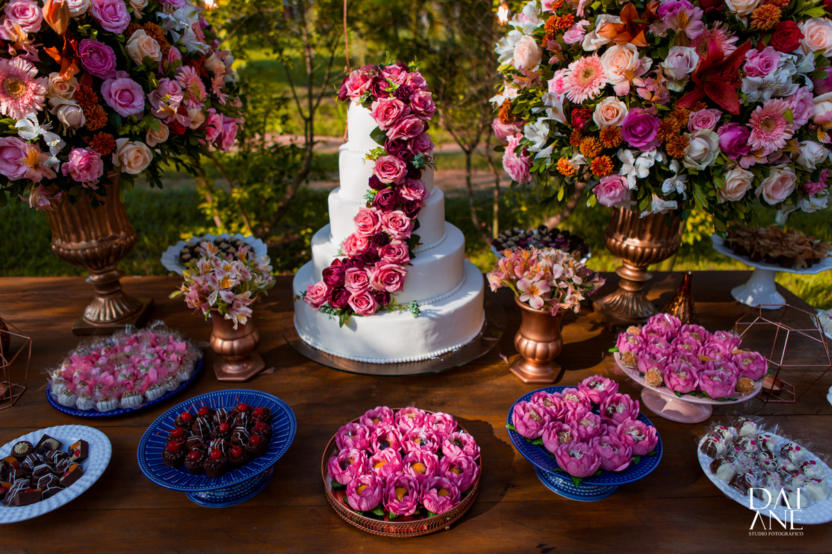 Decoração de casamento em sítio cores de ipê