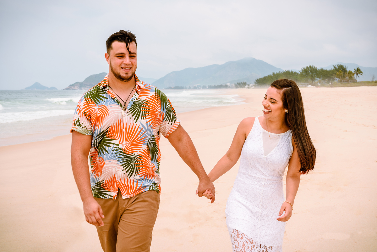 casal caminhando juntos