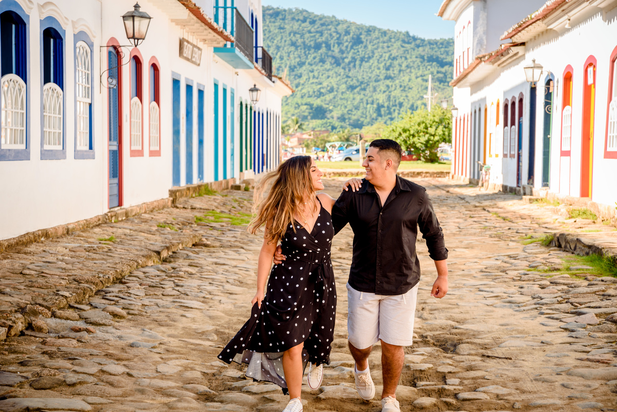 casal feliz em paraty