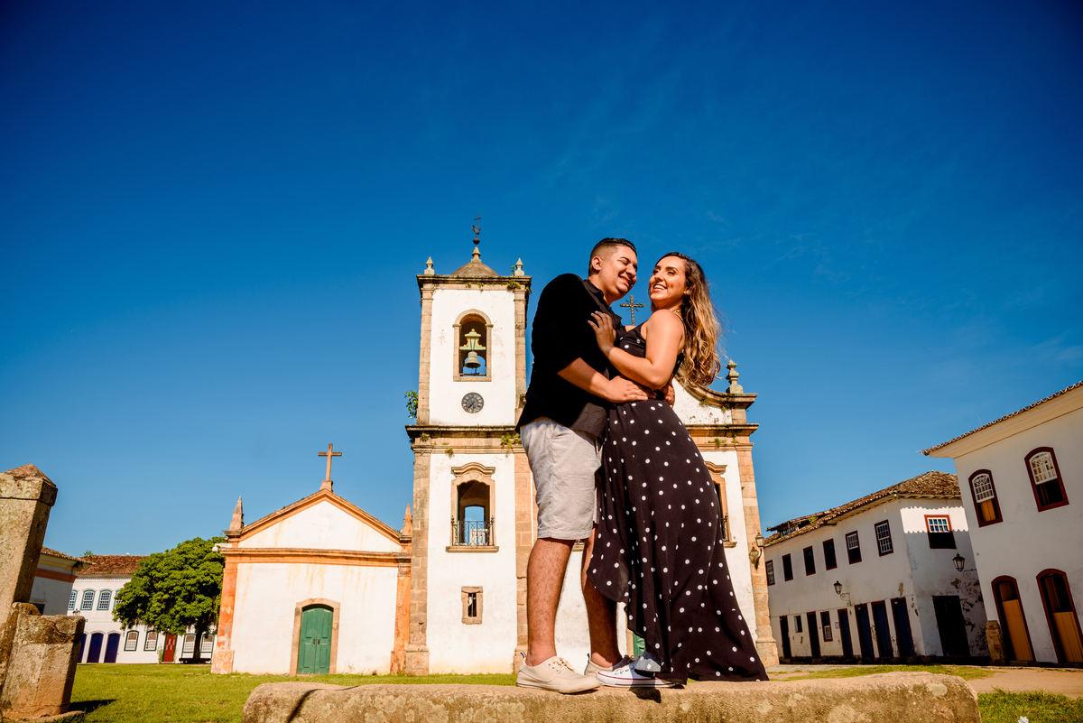 casal em frente a igreja de paraty
