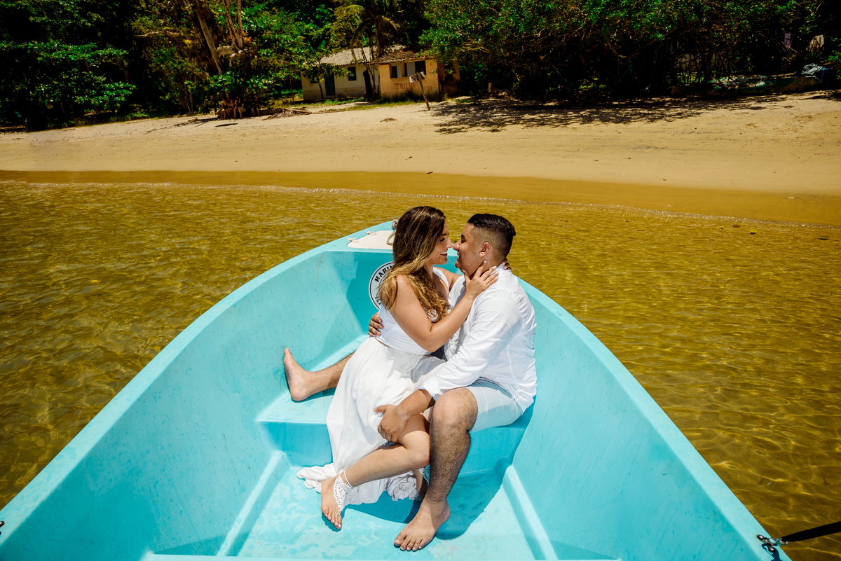 casal abraçados no barco ilha do cedro