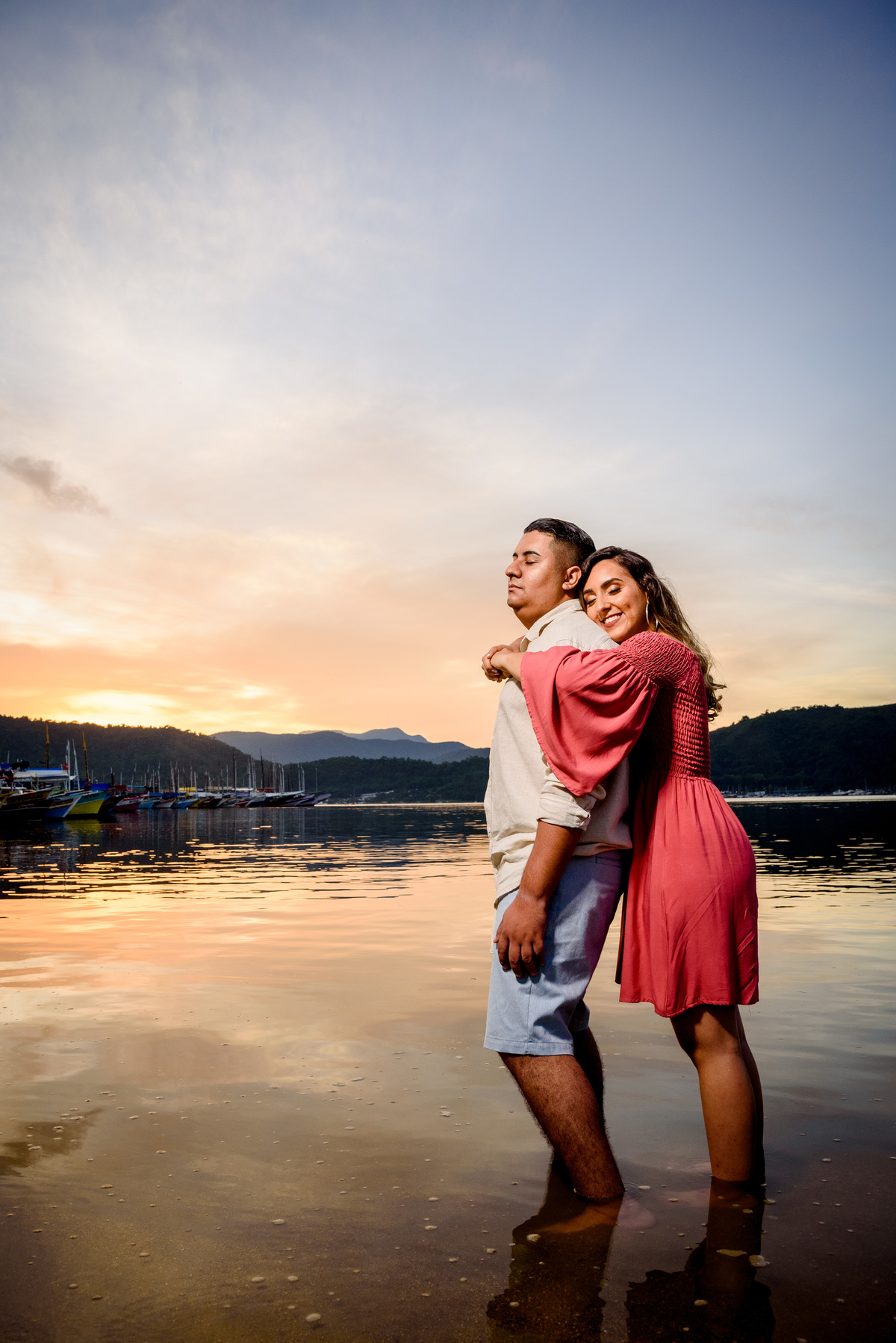 casal abraçados pré wedding em paraty