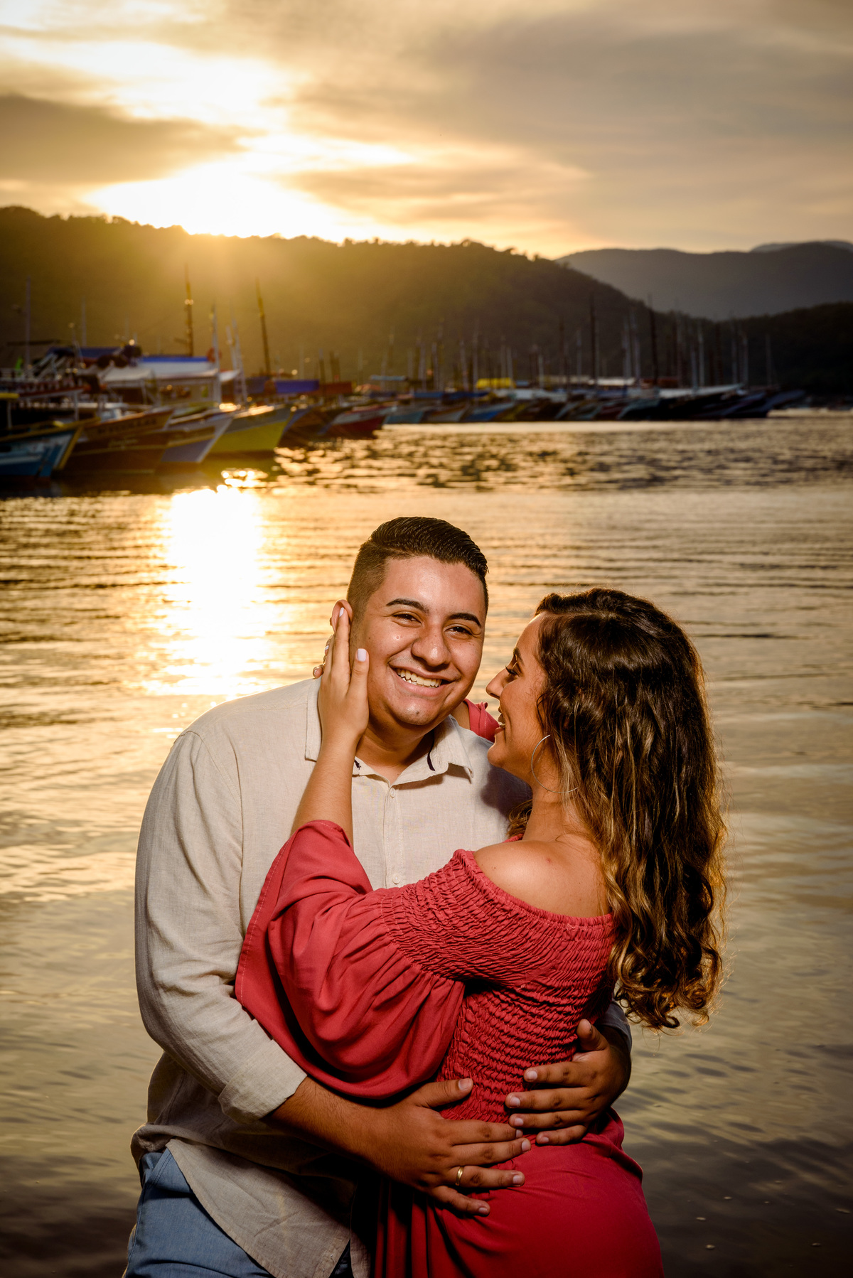 casal apaixonado com o sol nascendo na praia de paraty 