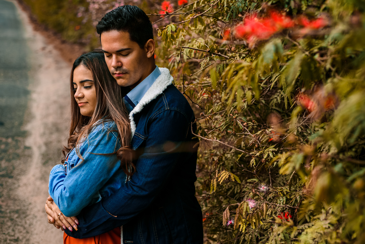 casal abraçados pré wedding em teresópolis