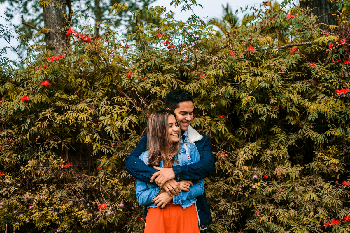 casal abraçado em teresópolis