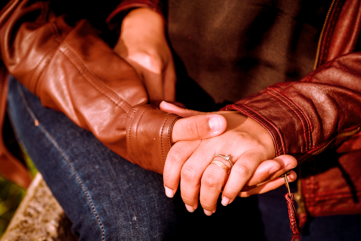 mãos de um casal ensaio em Teresópolis