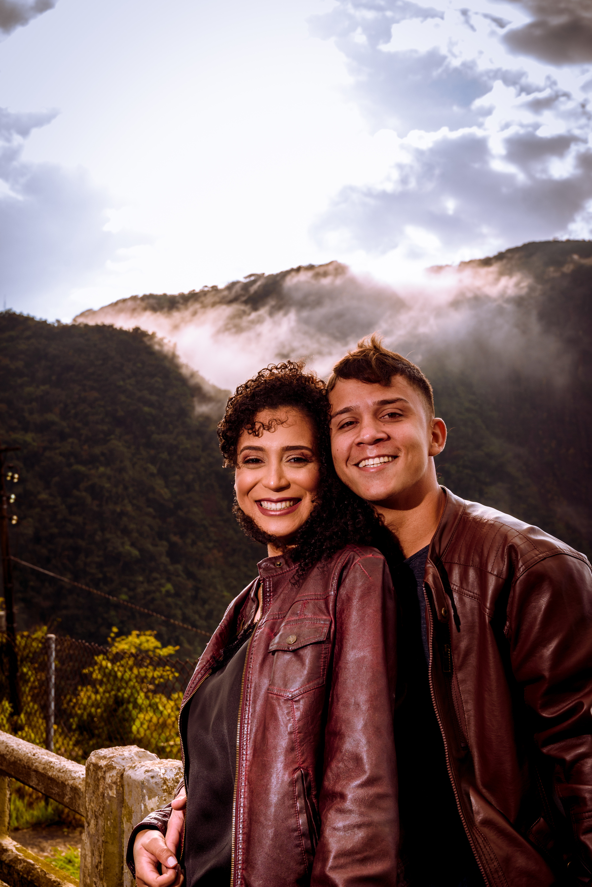 casal sorrindo dedo de deus em Teresópolis