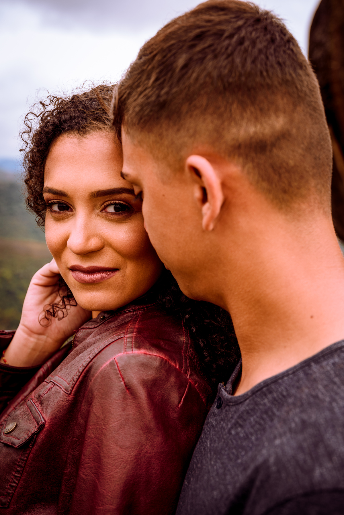 mulher olhando pedra da tartaruga Teresópolis