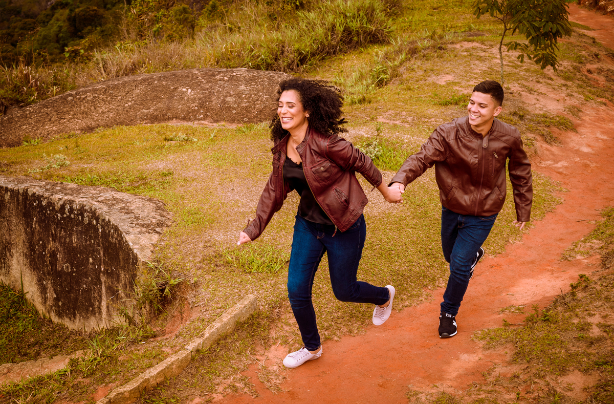 casal correndo feliz pedra da tartaruga Teresópolis
