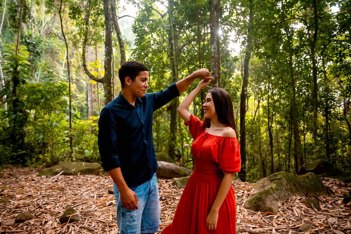 casal dançando na floresta