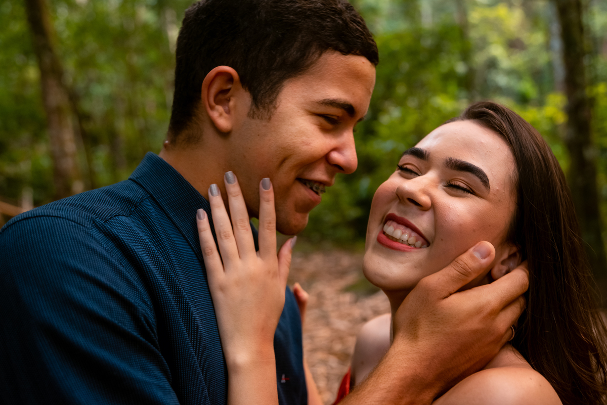 sorriso espontâneo de casal no pré wedding