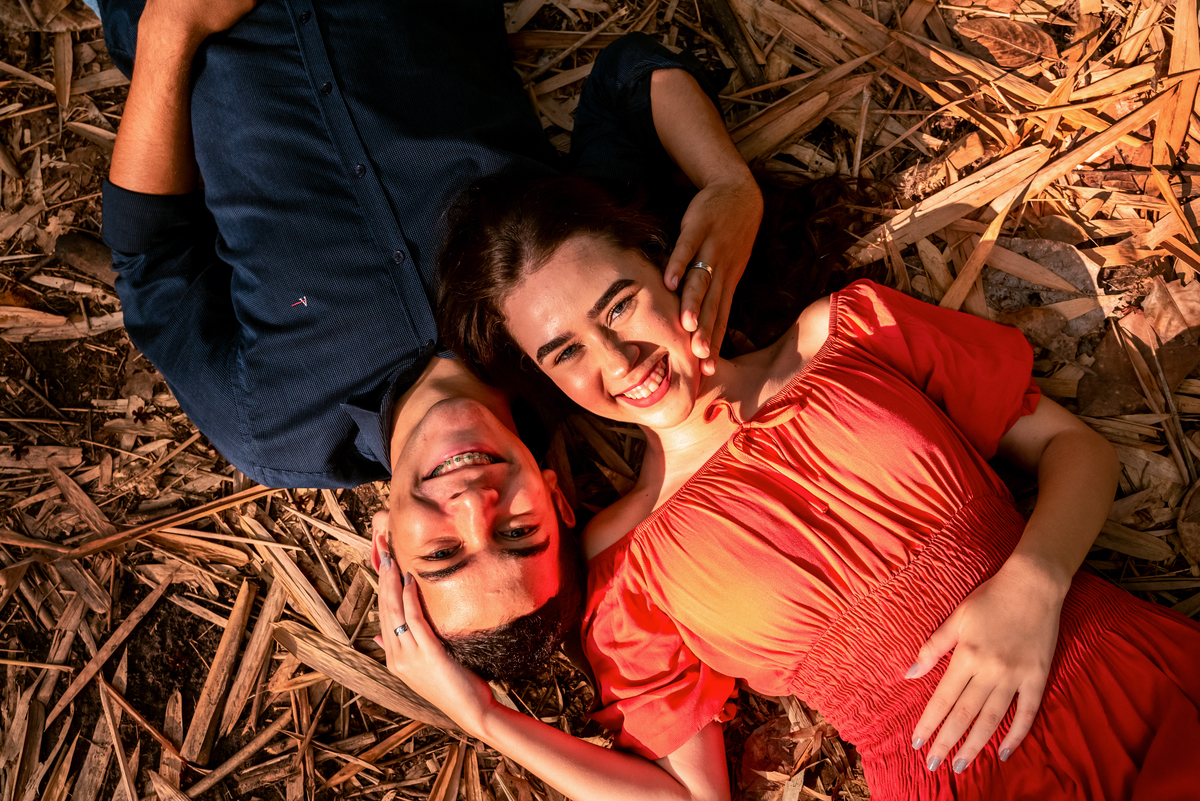 pré wedding em meio a folhas secas