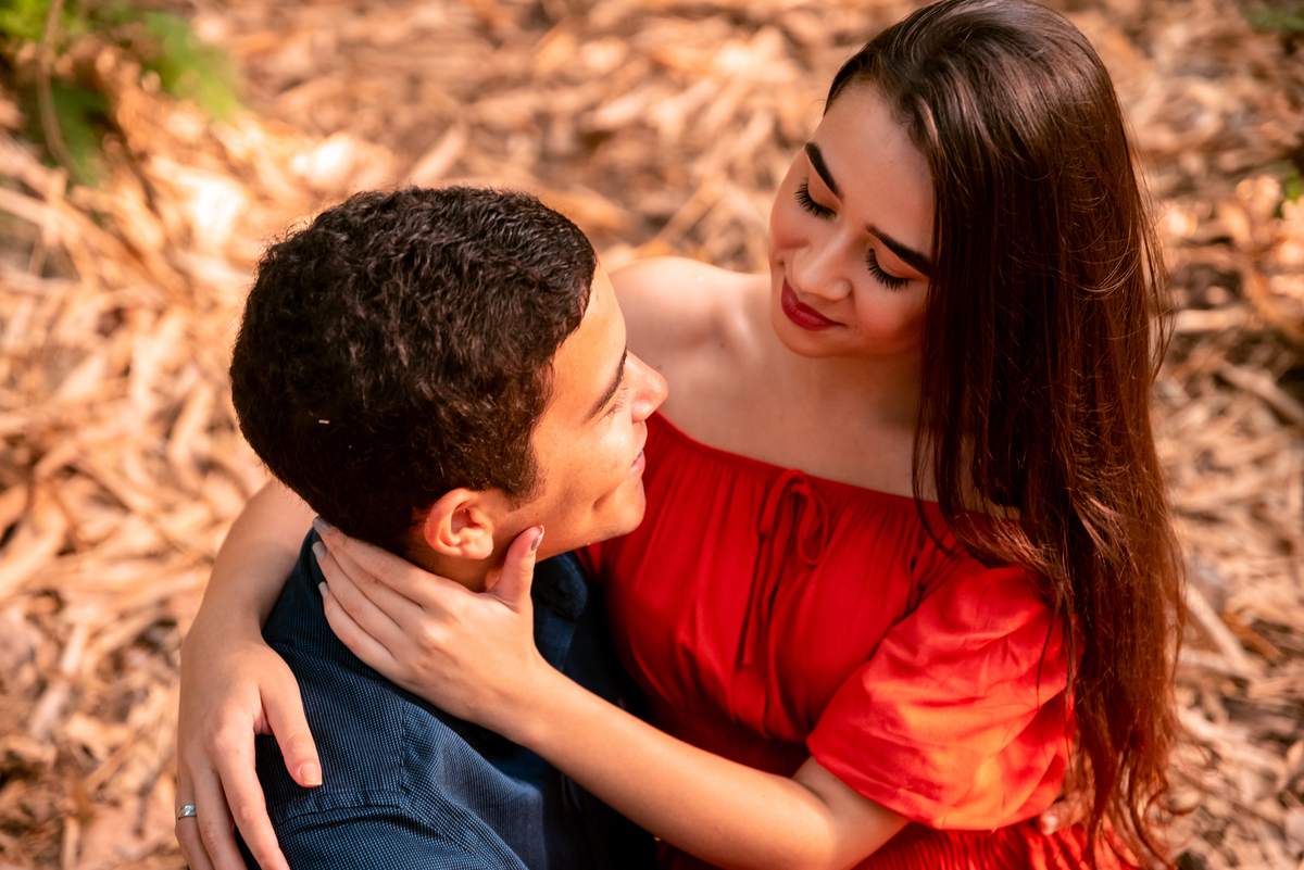 ensaio de pré wedding em meio a folhas secas