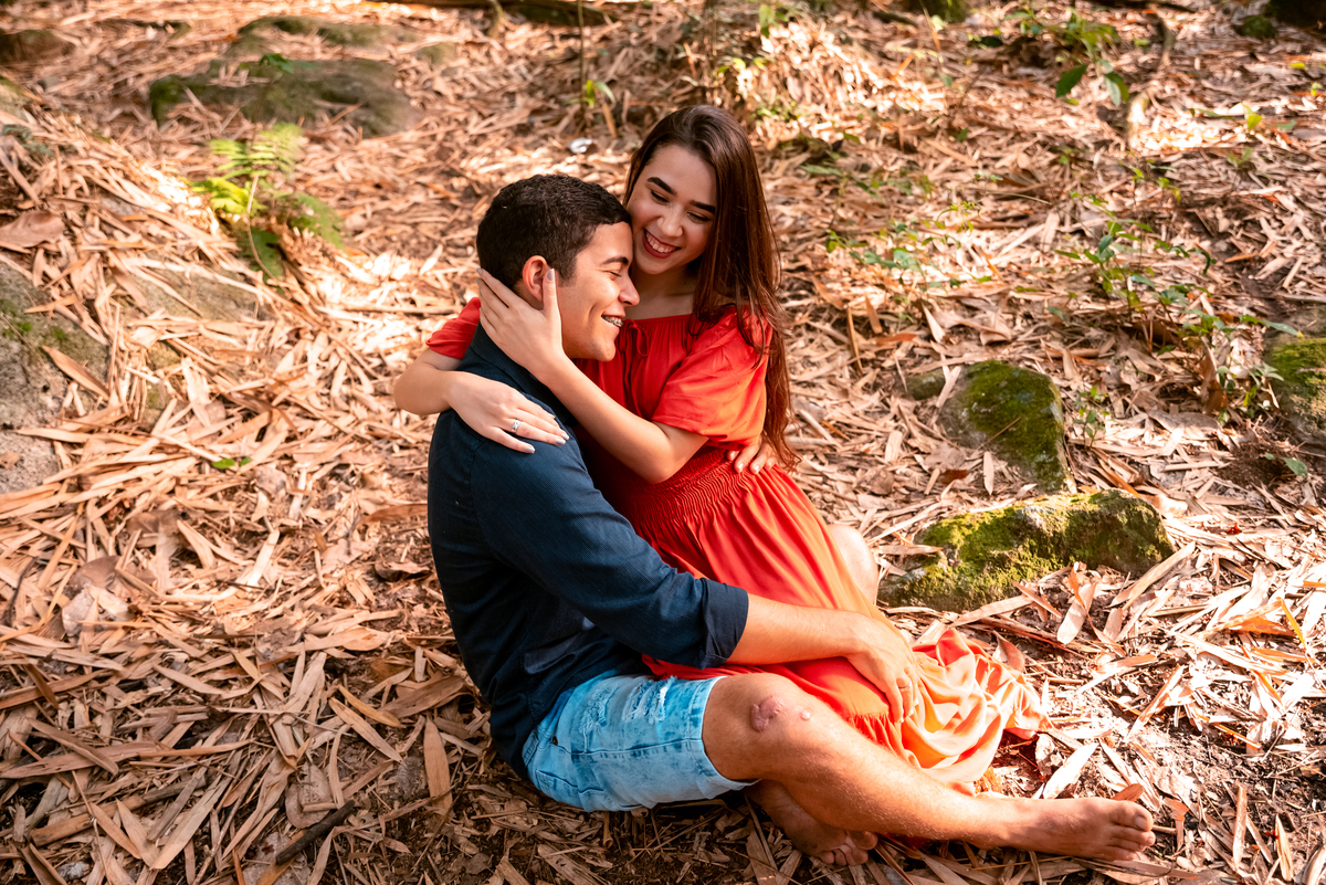 ensaio de casal em meio a folhas secas