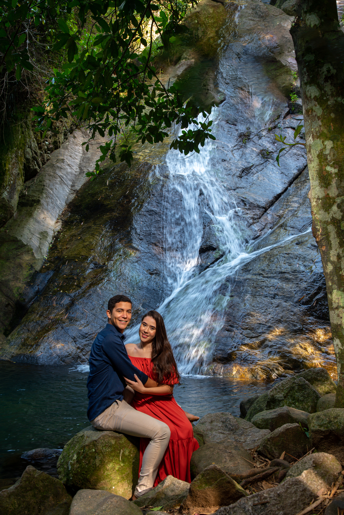 casal feliz na Cachoeira da Janjana em Nova Iguaçu