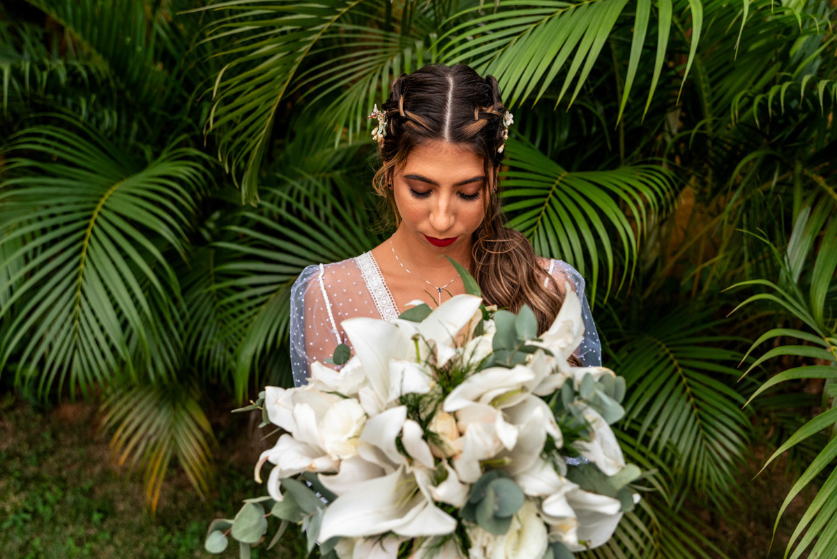 noiva com buquê branco