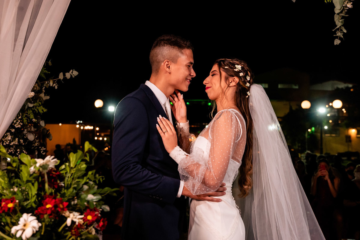 noivos com olhar apaixonado