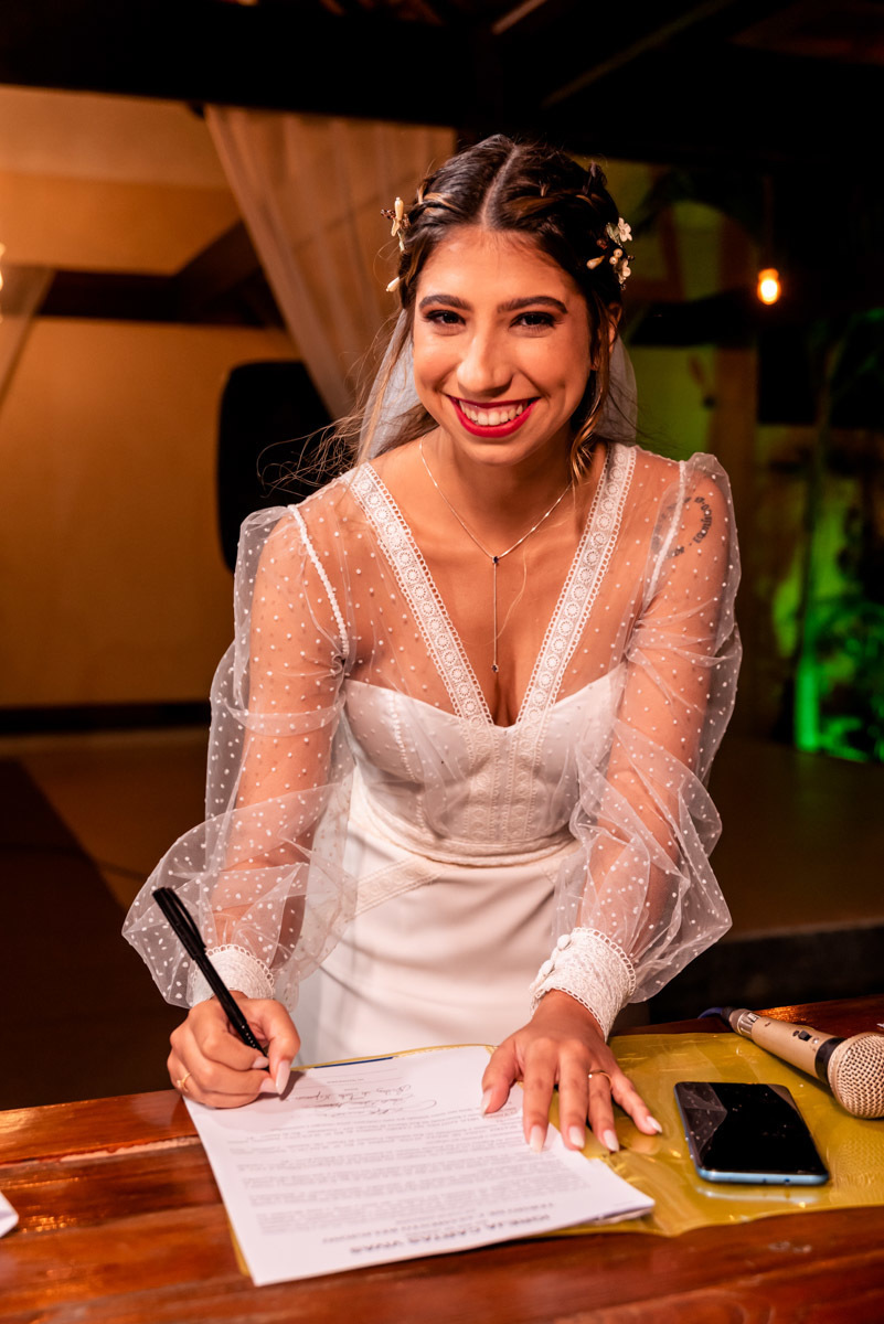 noiva usando batom vermelho